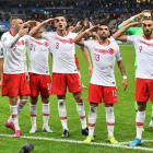 Un grupo de jugadores turcos hacen el saludo militar tras marcar un gol ante Francia el pasado lunes.-DPA / JULIEN MATTIA