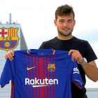 Jose Arnaiz posa con la camiseta del Barcelona B.-PACO LARGO / FCB