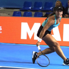 Jessica Bouzas ejecuta un golpe de revés cortado en la primera semifinal femenina del máster. / M. G. EGEA