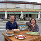 :Juanfran, con algunos platos del menú, y Lidia, con sus cuadros, en el exterior del restaurante.-ARGICOMUNICACIÓN