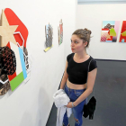 Una joven contempla las obras de Fernando Guijar en la Galería Javier Silva.-J. M. LOSTAU