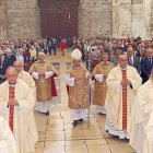 El obispo auxiliar, Luis Argüello, flanqueado por presbíteros, se dirige al altar mayor de la Catedral-