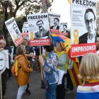 Concentración en apoyo a los presos del 1-O en la plaza de Cataluña de Barcelona.-JORDI COTRINA