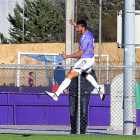 Salto de Luis Suárez para celebrar su gol ante el Fabril.-MIGUEL ÁNGEL SANTOS