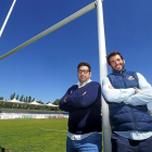 Juan Carlos Pérez y Diego Merino posan bajo palos en los campos de Pepe Rojo.-MIGUEL ÁNGEL SANTOS