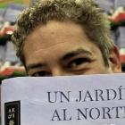 Boris Izaguirre participa en la campaña de Wallapop con la donación de su libro 'Un jardín al norte' (Planeta).-