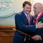 Alfonso Fernández Mañueco felicita a Carnero tras su proclamación como nuevo alcalde de Valladolid.- TWITTER