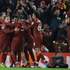 Los jugadores del Liverpool celebran el cuarto gol al Arsenal, obra de Salah, al filo del descanso.-PETER POWELL (EFE)