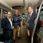 El concejal Luis Vélez, Andrés Bernabé, de Auvasa, y Jaime Borrell, de Alstom, en el autobús eléctrico.-E.M.
