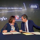 Josefa García Cirac y Juan Alfaro durante la firma del convenio.-ICAL
