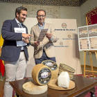 El alcalde de Villalón, José Ángel Alonso y el diputado de Desarrollo Económico, Víctor Alonso durante la presentación.-D.V