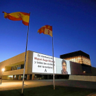 Fachada de las Cortes iluminada con un lazo negro y una imagen del Miguel Blanco.-P. REQUEJO