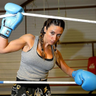 Yohanna Alonso en el ring, en León, vestida con la ropa de entrenamiento del arte marcial muay thai, del que es subcampeona mundial.-J.M.LOSTAU