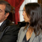 Raquel Gago, junto a su letrado Fermín Guerrero, durante la jornada de deliberación del jurado en el juicio.-J. Casares / EL MUNDO