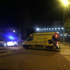 La ambulancia y el coche policial durante la actuación.-@PoliciaVLLTwitter