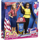 La Barbie presidenta (izquierda) y la Barbie vicepresidenta saludan victoriosas.-MATTEL
