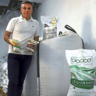 David Fonseca sostiene dos de las variedades de legumbres que produce Las Escondidas.-J. L. C.