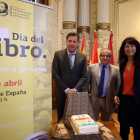 El alcalde de Valladolid, Óscar Puente; la concejala de Cultura, Ana Redondo; y el presidente del Gremio de Libreros, Marco Antonio Blanco, presentan el Día del Libro-ICAL