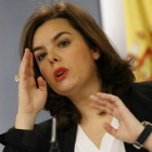 La vicepresidenta del Gobierno, Soraya Sáenz de Santamaría, en una rueda de prensa posterior al Consejo de Ministros.-JUAN MANUEL PRATS