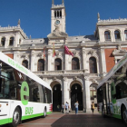 Nuevos autobuses híbridos en la Plaza Mayor.-EUROPA PRESS
