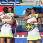 Las gemelas Sánchez Alayeto, de frente, abrazan a sus rivales en la final.-MIGUEL ÁNGEL SANTOS