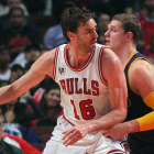 Pau Gasol trata de avanzar con el balón ante la presión de Timofey Mozgov, durante el partido inaugural de la NBA, entre los Bulls y los Cavaliers.-USA TODAY / DENNIS WIERZBICKI