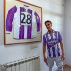 Rafa posa junto a la camiseta que lleva su nombre en la Residencia de Jugadores del Real Valladolid.-BALCAZA