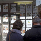 Dos personas miran los anuncios en una inmobiliaria de Valladolid-Ical