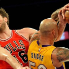 Pau Gasol se lleva un golpe de Sacre.-Foto:   AFP / MARK RALSTON