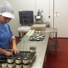 Inmaculada Herráez  envasa sus cremas de queso.-D. S.