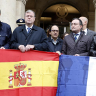 Concentración en León por los atentados de París. En la imagen (IaD) el presidente de la Diputación, Juan Martínez Majo; el alcalde, Antonio Silván; el cabeza de lista al Senado del PP por León, Luis Aznar, el concejal de Seguridad, Fernando Salguero y el-ICAL