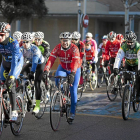 Varios ciclistas inician su marcha en la II Carrera del Pavo en la Cistérniga-José C. Castillo