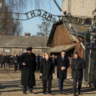 Angela Merkel cruza la puerta de entrada del campo de concentración de Auschwitz, bajo el siniestro cartel ’El trabajo os hará libres’.-AFP