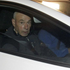 El histórico dirigente etarra Santiago Arrospide Sarasola, alias Santi Potros, en el interior de un coche tras su salida esta tarde de la cárcel Alicante II de Villena.-EFE