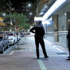 Dos agentes ante el precinto de seguridad puesto por la Policía Nacional minutos después de la reyerta.-J.M. LOSTAU