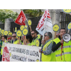 Trabajadores de la autopista AP-1 protestan a las puertas de la Subdelegación del Gobierno en Burgos.-RAÚL G OCHOA
