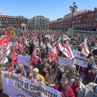Participantes en la manifestación del Primero de Mayo en la Plaza Mayor de Valladolid durante el discurso de los representantes sindicales.-PABLO REQUEJO (PHOTOGENIC)