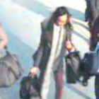 Imagen de las tres jóvenes en el aeropuerto de Gatwick.-