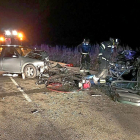 Escena del accidente, con uno de los coches sobre la calzada y el vehículo de Alonso desplazado a la cuneta de la carretera VA-140.-BOMBEROS DE VALLADOLID