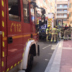 Los bomberos de Valladolid calman el fuego en la calle Santa Marina. - E.M.