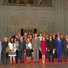 Los reyes, Felipe VI y Letizia, posan junto al presidente de la Junta, Juan Vicente Herrera, y el ministro de Cultura en fuciones, Íñigo Méndez de Vigo, con los premios nacionales de Cultura-ICAL