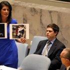 Nikki Haley sostiene unas fotografías de las víctimas del gas serín  en Siria.-SHANNON STAPLETON