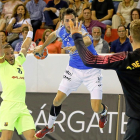 Dani Pérez intenta esconder un lanzamiento de rosca, que le adivinaría el portero internacional del Barça, Gonzalo Pérez de Vargas.-J. M. LOSTAU