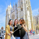 Turistas en León fotografiándose frente a su catedral.-ICAL