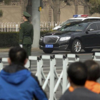 Policías y funcionarios de seguridad montan guardia en una carretera cercana a la residencia oficial para invitados gubernamentales de Diaoyutai, en Pekín, el 27 de marzo.-AP / MARK SCHIEFELBEIN