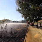Los bomberos de Valladolid trabajan en la extinción de un fuego de matorral seco en el barrio de Villa del Prado.-ICAL