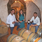 Javier y Alberto García, junto a Patricia Caro, en el interior de la bodega subterránea, bajo las instalaciones de Ovidio Garcia en Cigales.-