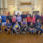 Deportistas de los clubes vallisoletanos y autoridades posan en la foto de familia realizada en el Ayuntamiento de Valladolid.-PABLO REQUEJO