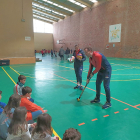 Fernando Hernández y Eva Barrios explican la práctica del hockey a los alumnos de La Salle.