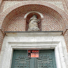 Fachada del convento de las Brígidas con el cartel de venta-J.M.Lostau